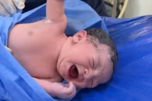 Recém-nascido não larga médico e momento viraliza; veja o momento!