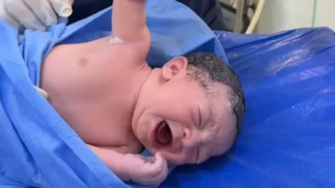 Recém-nascido não larga médico e momento viraliza; veja o momento!