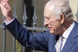 Rei Charles III surpreende ao visitar loja que frequentava na infância