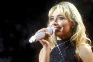 Sabrina Carpenter zomba de expressão cultural árabe de fã no Coachella e pede desculpas