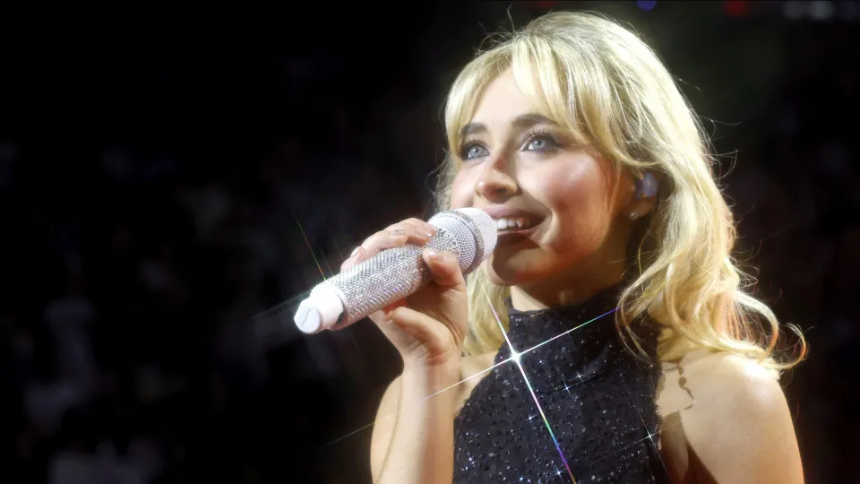 Sabrina Carpenter zomba de expressão cultural árabe de fã no Coachella e pede desculpas