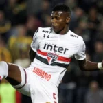 São Paulo se irrita e quer negociar Arboleda após 'sumiço' no clube