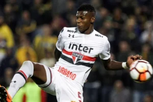 São Paulo se irrita e quer negociar Arboleda após 'sumiço' no clube