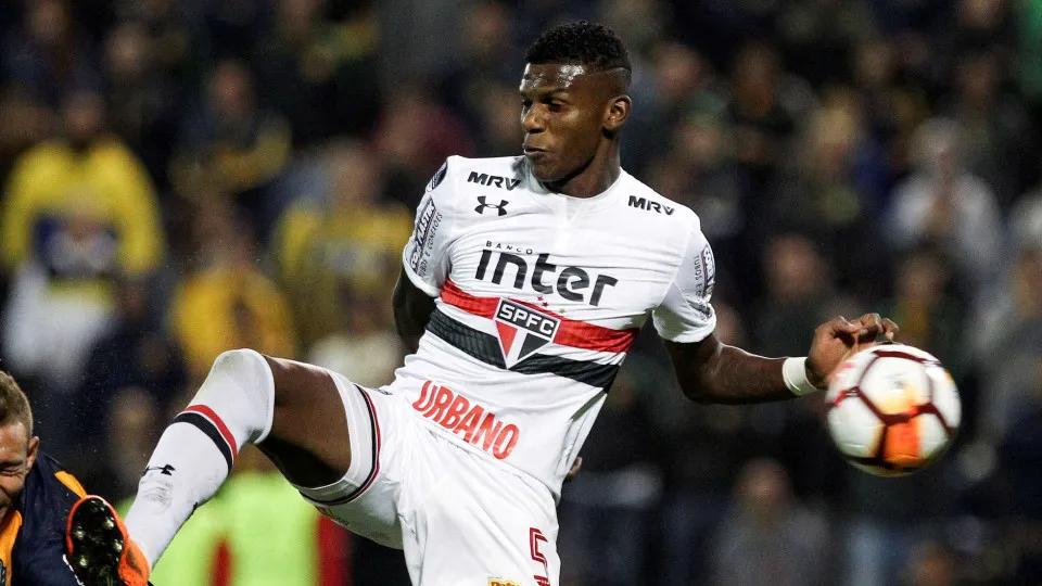São Paulo se irrita e quer negociar Arboleda após 'sumiço' no clube