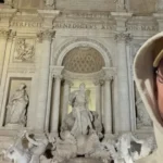 Sem moeda, Katy Perry joga cartão na Fontana di Trevi; veja o vídeo
