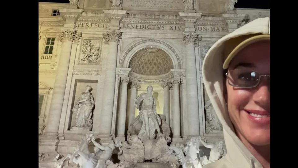 Sem moeda, Katy Perry joga cartão na Fontana di Trevi; veja o vídeo