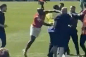 Soco de jogador em torcedor em pleno gramado deixa Inglaterra em choque