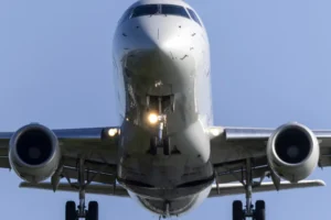 Suécia emite alerta para escassez de combustível para aviões na Europa