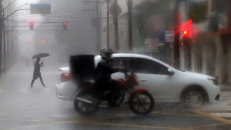 Terça-feira (7) será de calor e chuva durante todo o dia em Maringá