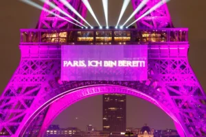 Torre Eiffel homenageia retorno de Céline Dion com show de luzes
