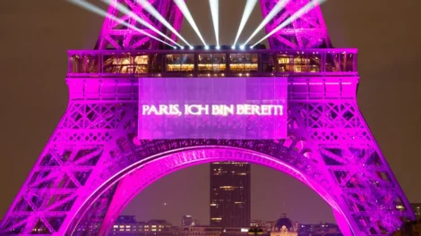 Torre Eiffel homenageia retorno de Céline Dion com show de luzes