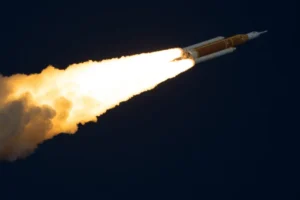 Tripulação da Artemis 2 bate recorde de distância da Terra em início do sobrevoo lunar