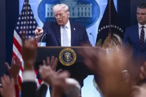 Trump afirma que iranianos "não têm cartas" para negociações exceto Ormuz