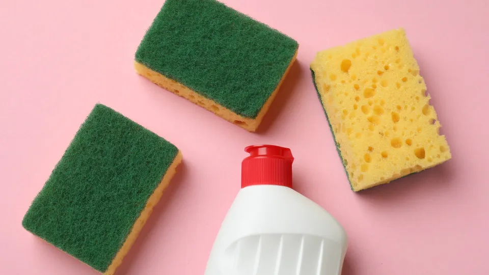 Truque simples faz com que a esponja de limpeza dure muito mais