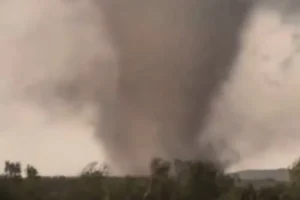 Vídeo: Tornado em Oklahoma faz 10 feridos e destrói 40 casas.