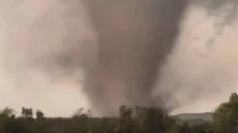 Vídeo: Tornado em Oklahoma faz 10 feridos e destrói 40 casas.