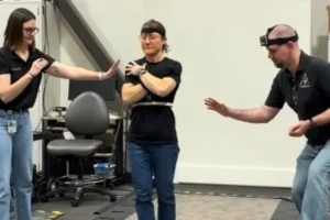 Vídeo mostra astronauta com dificuldade para andar após voltar do espaço