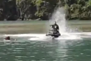 Vídeo mostra homem derrubando mulher de moto aquática durante briga; veja