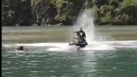 Vídeo mostra homem derrubando mulher de moto aquática durante briga; veja