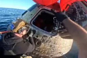 Vídeo mostra o momento em que os astronautas da Artemis II são retirados da cápsula