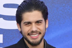 Zé Felipe fala sobre ex-relacionamentos e relembra vício em remédios