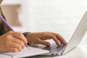 7 em cada 10 formados em licenciatura EAD de português e matemática ficam abaixo do básico