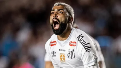 À disposição no Santos, Gabigol tem números discretos no gramado sintético