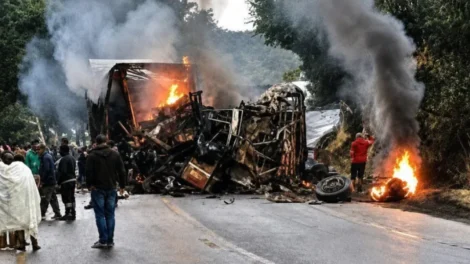 Acidente entre ônibus e caminhão deixa ao menos oito mortos em MG