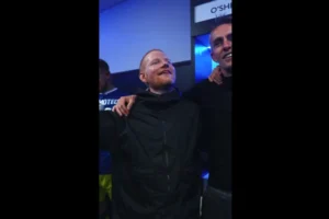 Acionista, Ed Sheeran celebra retorno de clube à Premier League