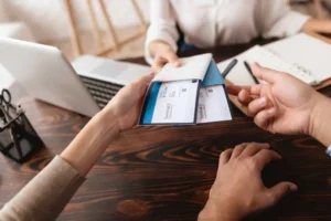 Agente de viagens mata colega e esconde corpo no local de trabalho