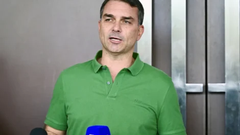 Aliados de Lula pedem que PGR investigue Flávio Bolsonaro por possível atentado à soberania