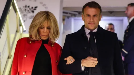 “Amor platônico”? Livro aponta motivo de empurrão de Brigitte em Macron