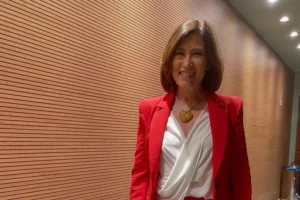 'Antes eu tinha mais vigor, hoje eu tenho mais domínio', diz Beth Goulart sobre maturidade