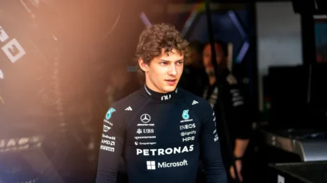 Antonelli quebra marcas, lidera F1 aos 19 anos e surpreende pela maturidade
