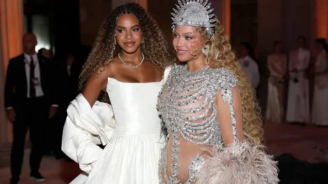 Aos 14 anos, Blue Ivy estreia no Met Gala ao lado de Beyoncé