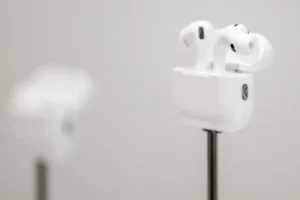 Apple pode lançar este ano novos AirPods equipados com câmeras
