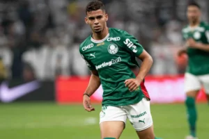 Arthur sofre edema, e Palmeiras segue com problemas na lateral