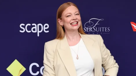 Atriz de 'Succession', Sarah Snook estrelará minissérie de 'Os Passáros', clássico de Hitchcock