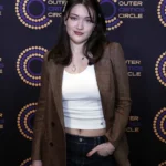 Atriz de 'The Pitt' critica gritos de fãs da série durante musical na Broadway