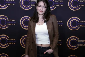 Atriz de 'The Pitt' critica gritos de fãs da série durante musical na Broadway