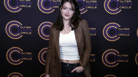 Atriz de 'The Pitt' critica gritos de fãs da série durante musical na Broadway