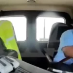 Avião bate contra poste e camião que circulava em estrada nos EUA