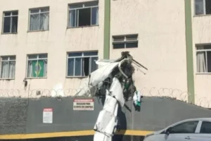 Avião cai, se choca em prédio e deixa pelo menos dois mortos em BH; vídeo