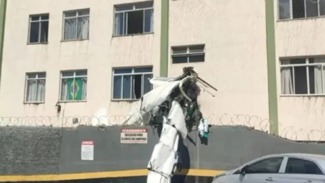 Avião cai, se choca em prédio e deixa pelo menos dois mortos em BH; vídeo
