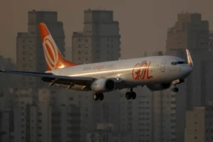 Avião cargueiro da Gol sai da pista após pouso em Salvador