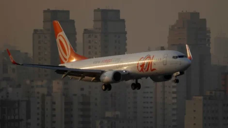 Avião cargueiro da Gol sai da pista após pouso em Salvador