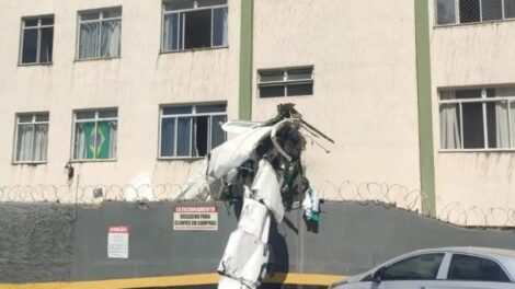 Avião de bimotor cai e bate em prédio em Belo Horizonte