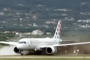 Avião derrapa e sai da pista durante decolagem na Croácia