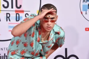 Bad Bunny entra para franquia 'Toy Story' e dará voz a pizza com óculos