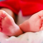 Bebê é encontrado abandonado entre muros de casas na Paraíba